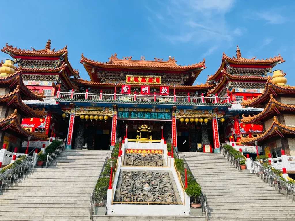 Cổng vào và mặt trước của Qi Ming Tang - địa điểm du lịch Cao Hùng