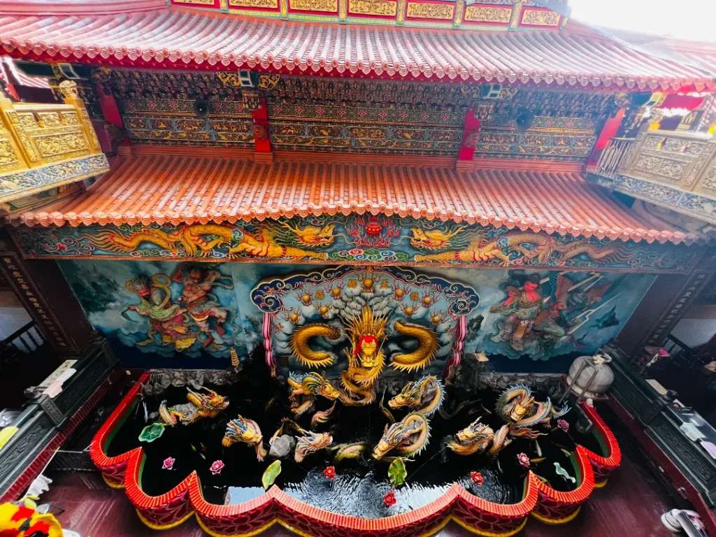 Xung quanh cung thờ Ngọc Hoàng được tạc nhiều rồng, tượng trưng cho Thiên là trời.