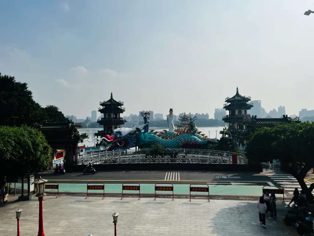 Toàn cảnh Xuân Thu Các nhìn từ điện Qi Ming Tang - địa điểm du lịch Cao Hùng