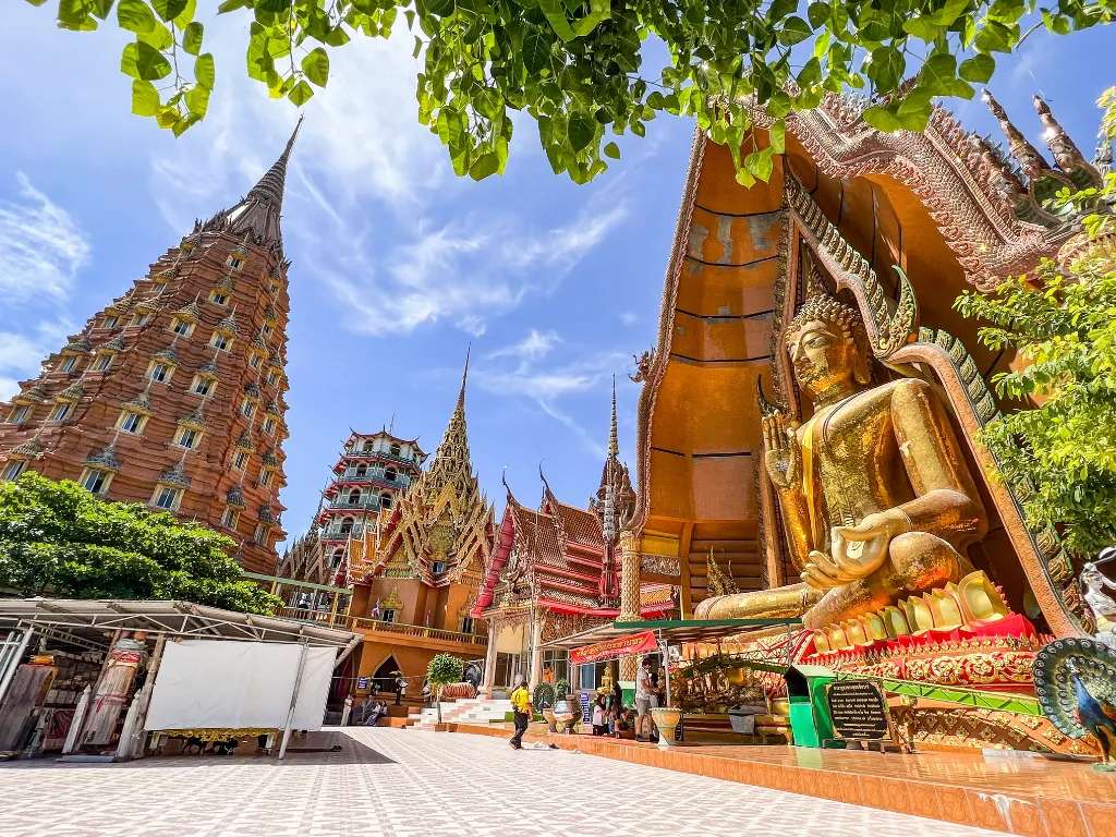 Bên trái là Ketkaew Prasat Chedi nơi đặt Xá lợi linh thiêng