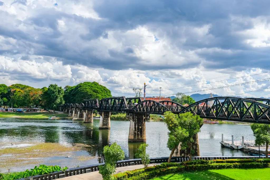 Cầu sông Kwai nổi tiếng - Một trong những địa điểm du lịch Kanchanaburi nổi tiếng và là biểu tượng lịch sử Thái Lan