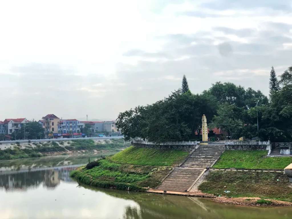 Bến sông Chùa Thành gắn liền với sông Kỳ Cùng và đối diện là đền Kỳ Cùng - Địa điểm du lịch Lạng Sơn