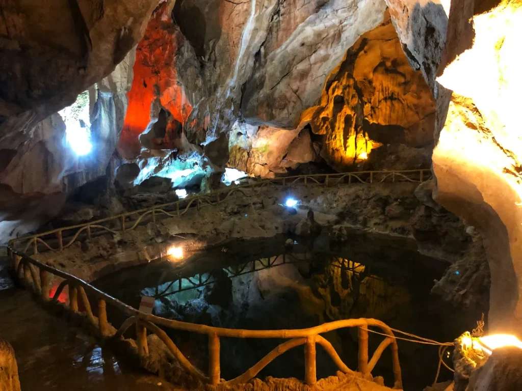 Giếng tiên trong quần thể hang động Chùa Tiên - Thủy Cung
