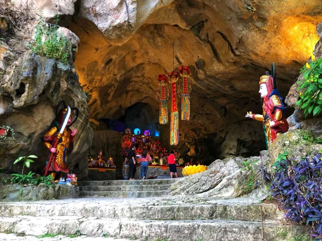 Lối vào điện thờ chính chùa động Tam Thanh - Địa điểm du lịch Lạng Sơn