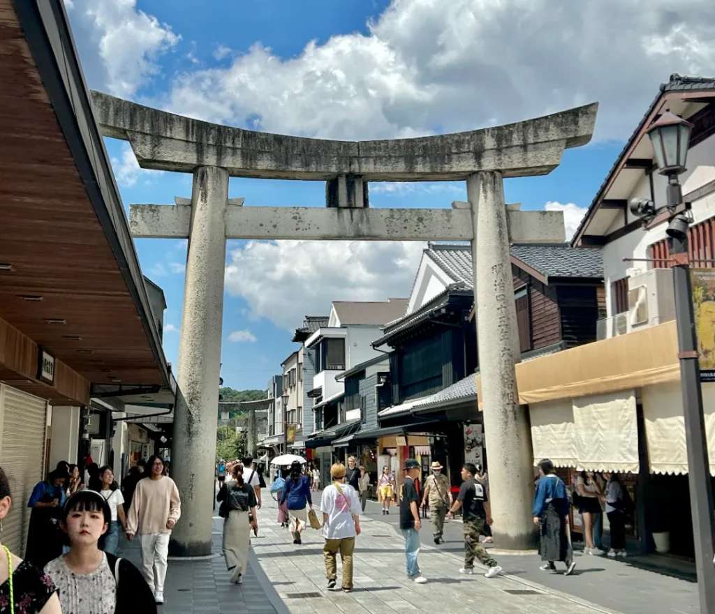 Dazaifu Tenmangu Omotesando tấp nập du khách tới viếng thăm đền dù đang là giữa trưa nắng