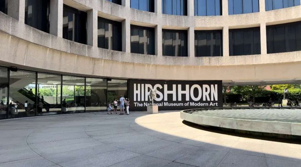 Khuôn viên bên ngoài Bảo tàng Hirshhorn.