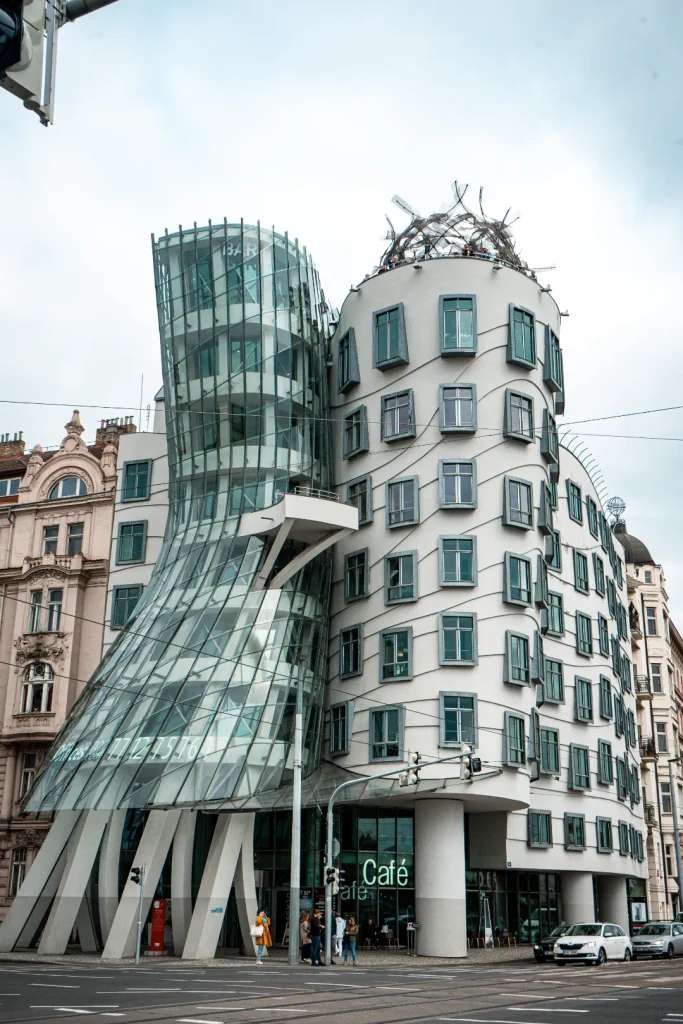 Dancing house được ví như một nét chấm phá độc lạ của Praha