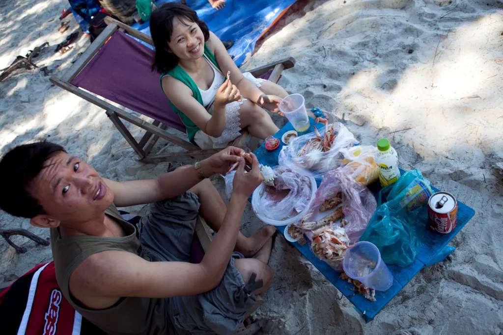 Bạn cũng có thể cắm trại picnic trên bãi biển Dốc Lết, thưởng thức những món hải sản tươi ngon vừa đánh bắt.