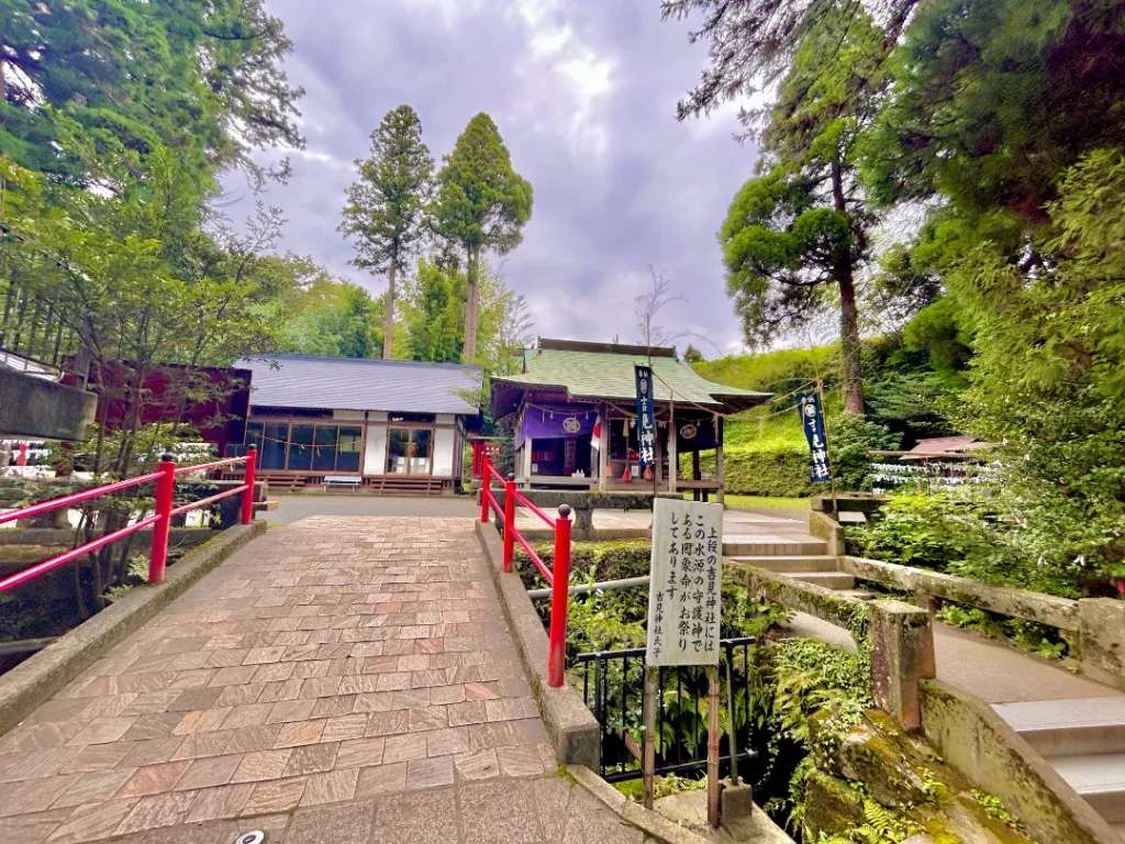 Khu vực đền thờ thần đạo Shirakawa Yoshimi