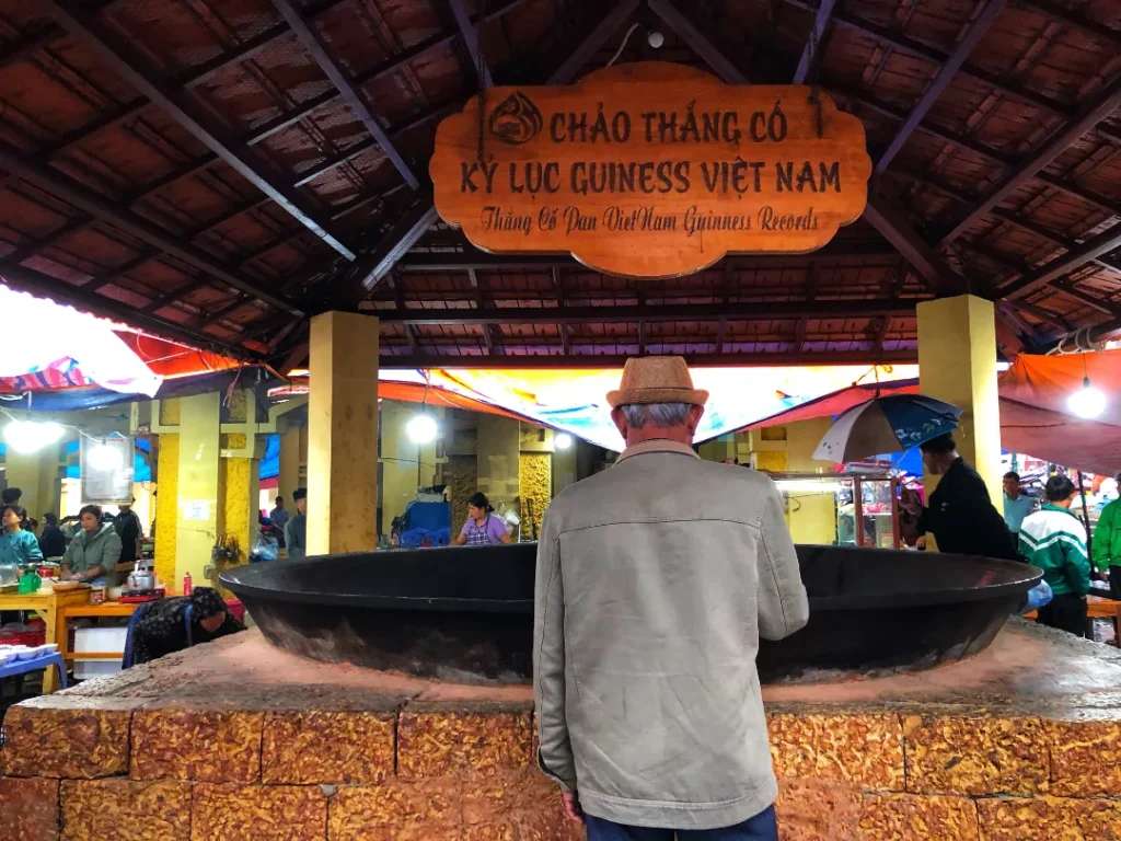 Chảo nấu thắng cố lớn nhất Việt Nam được đặt tại một góc chợ phiên Bắc Hà