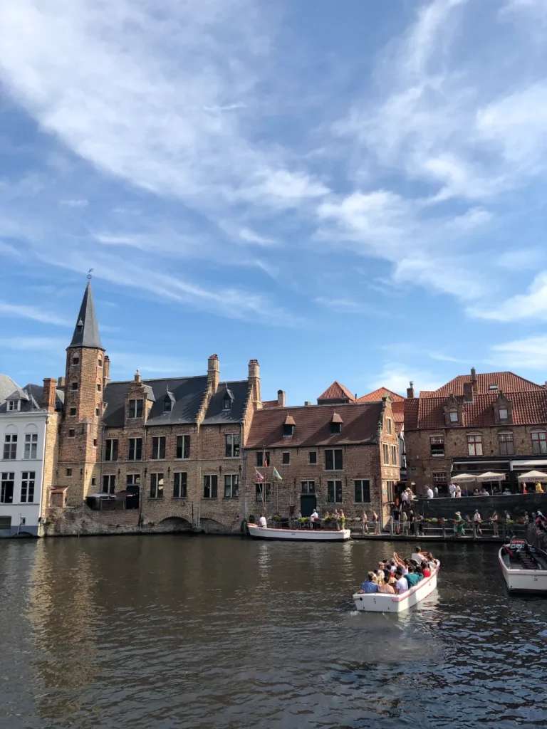 Hôm đó là một ngày nắng đẹp để dạo quanh Bruges