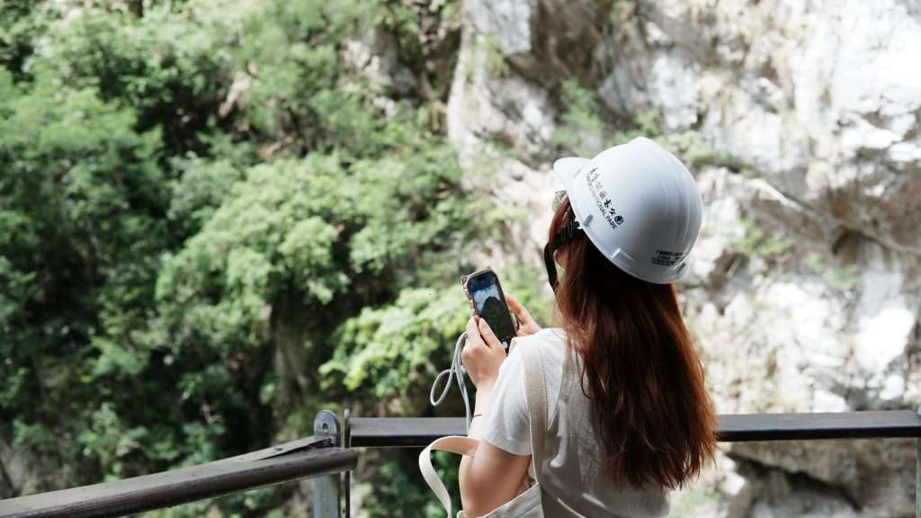 Trước khi vào khu vực này mỗi bạn sẽ được ban quản lý cho mượn 1 chiếc mũ để đảm bảo an toàn.