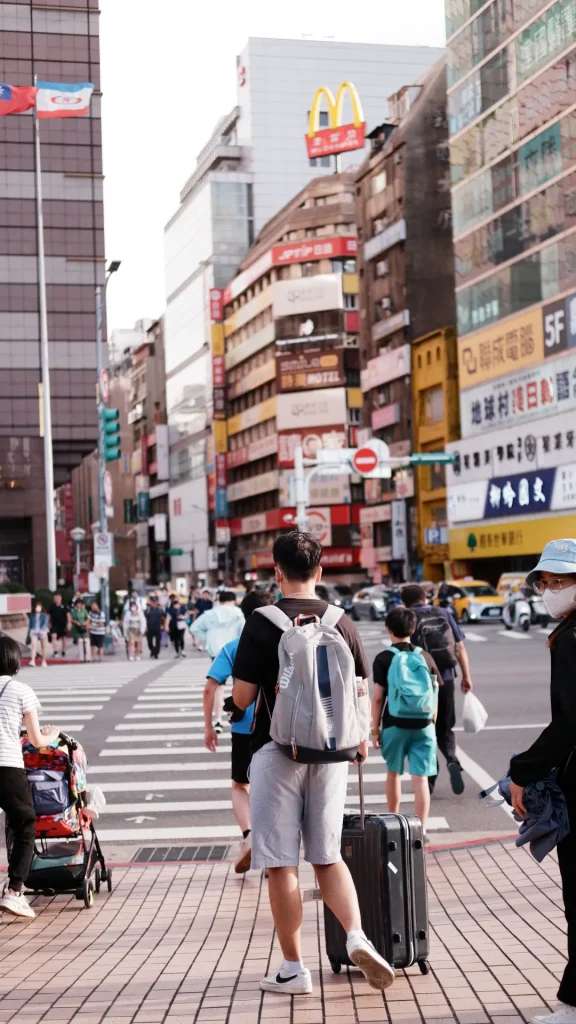 Ngã tư gần Taipei Main Station có vibe rất giống Shinjuku Nhật Bản