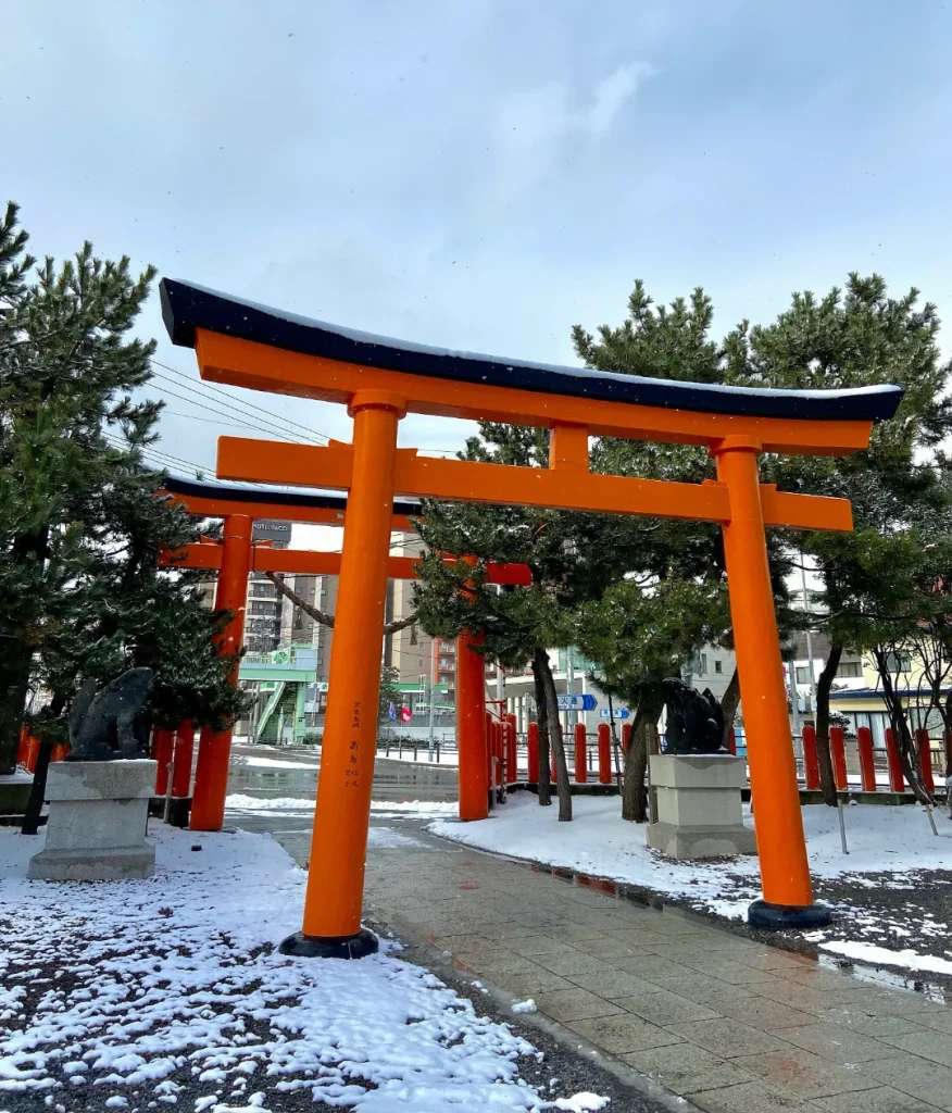 Cổng torii màu cam đỏ rực rỡ vô cùng bắt mắt