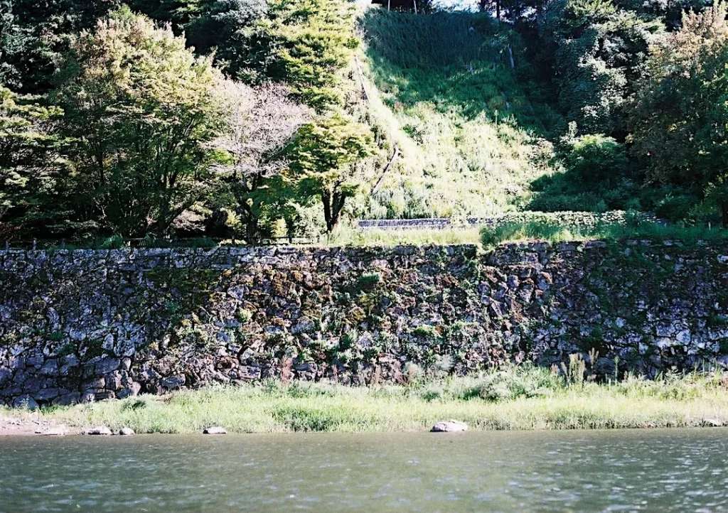 nền đất xây dựng tường thành lâu đài Hitoyoshi