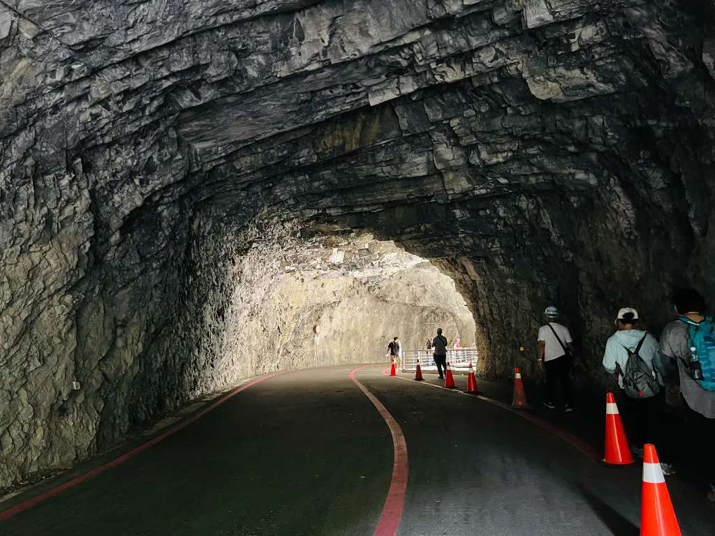 Một đoạn đường giữa Yanzikou và Tunnel of Nine Turns