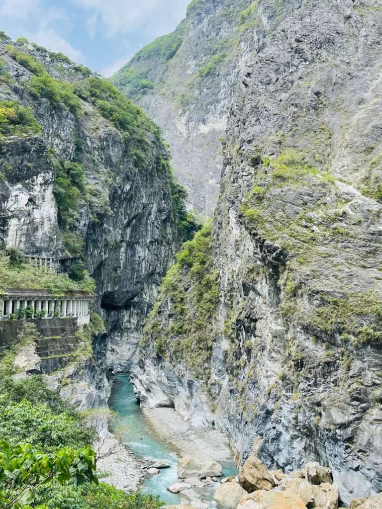 Tiếp tục đi sẽ tới Tunnel of Nine Turns