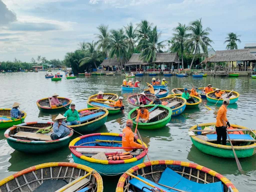 Những chiếc thuyền thúng đang tập trung đón khách ở một bến đò trong khu du lịch Rừng Dừa Bảy Mẫu