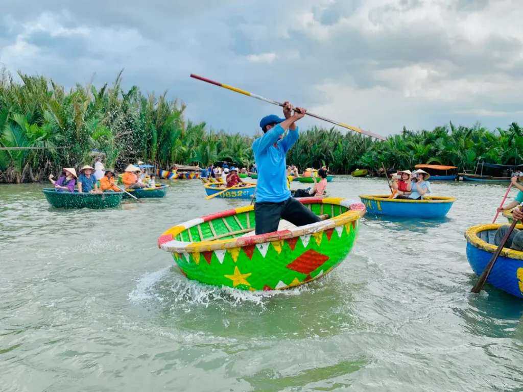 Thưởng ngoạn điệu múa thuyền thúng độc đáo giữa dòng sông Thu Bồn