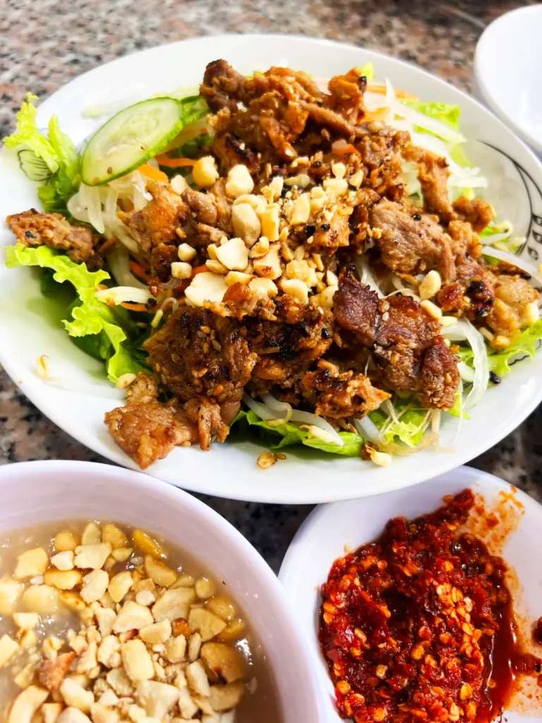 Tô bún đầy ắp thịt nướng thơm ngon ở quán Huyền Anh