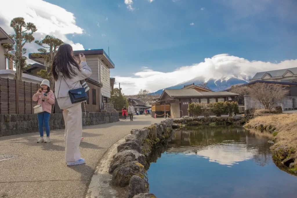 Từ làng cổ Oshino Hakkai có thể nhìn thấy núi Phú Sĩ. Nước hồ trong làng là nước băng tuyết tan từ núi Phú Sĩ.