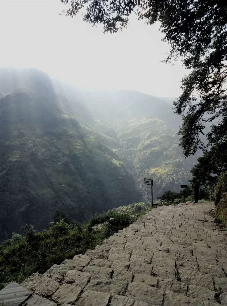 Khung cảnh ở lối ra khỏi làng Ghandruk