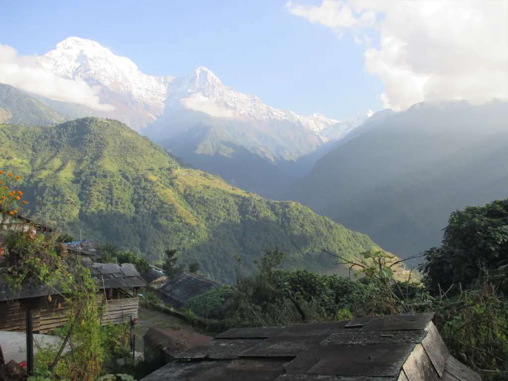 Dãy Himalaya nhìn từ làng Ghandruk