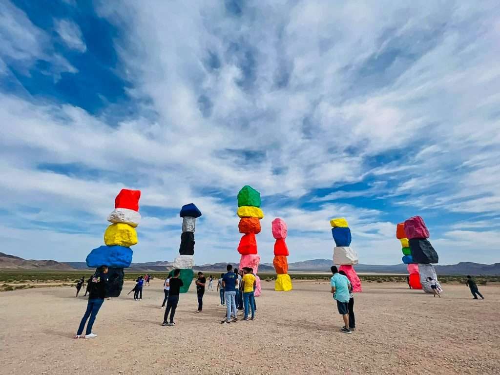 Seven Magic Mountains nổi bật giữa sa mạc.