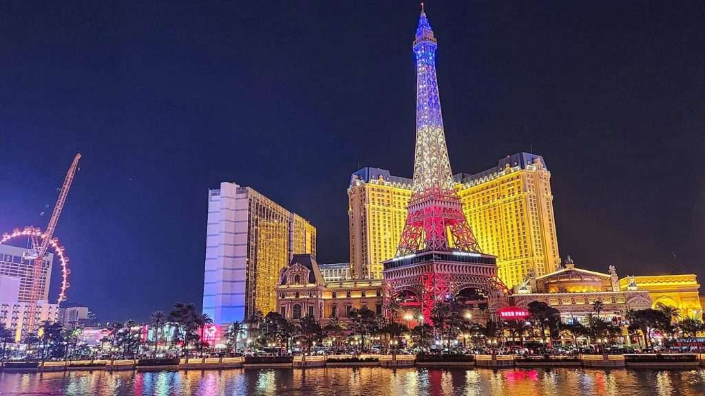 “Eiffel Tower” và Paris Las Vegas, nhìn từ khách sạn Bellagio