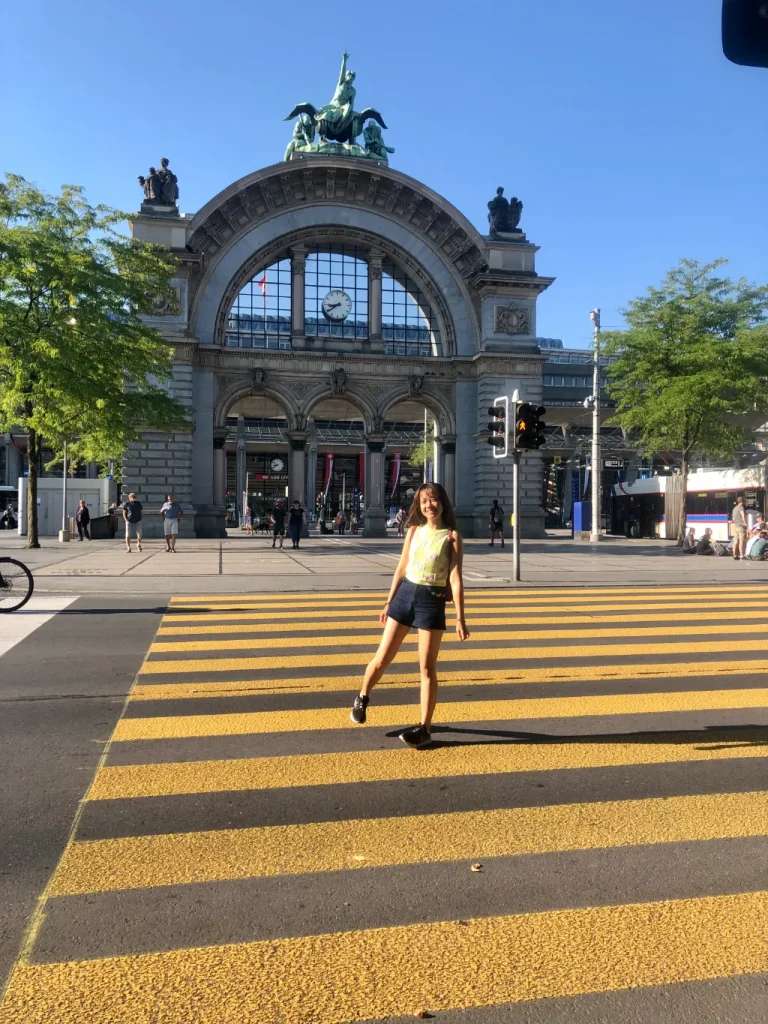 Đây là cổng của ga tàu chính Luzern Hauptbahnhof. Đối diện là bến tàu.