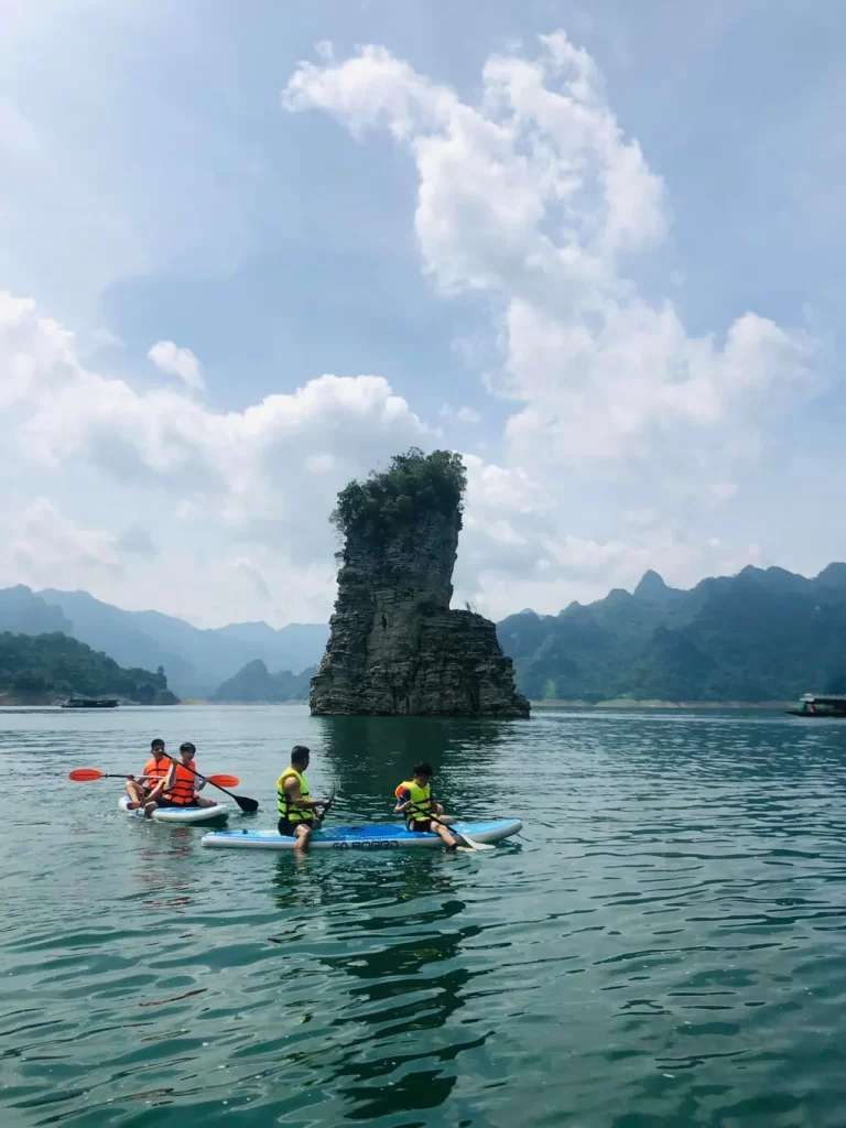 Chèo thuyền Kayak là hoạt động được khách du lịch yêu thích của nhiều du khách khi du lịch Na Hang Tuyên Quang