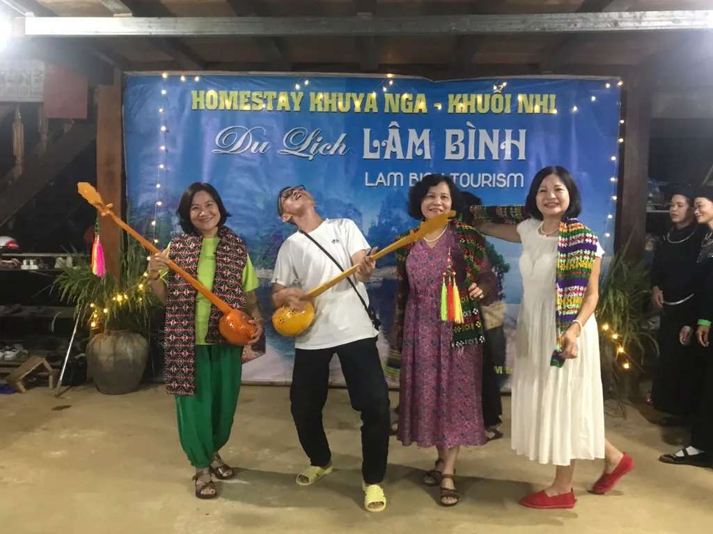 Khách du lịch giao lưu văn nghệ tại Khuổi Nhi Homestay