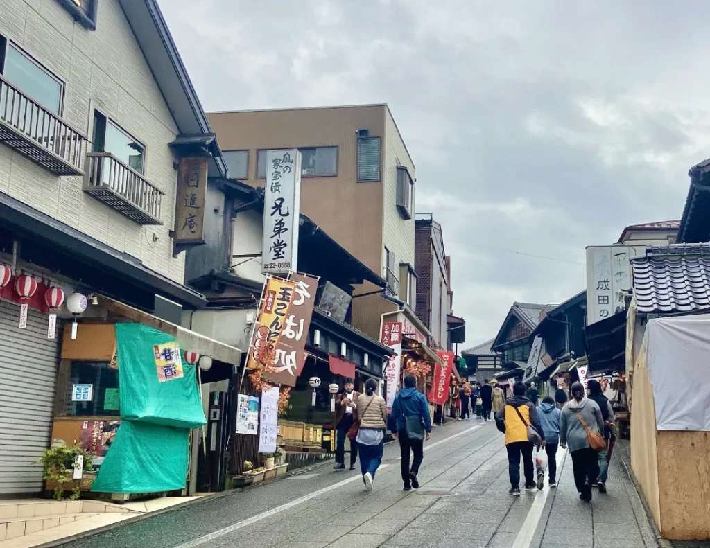 Phố Omotesando Narita tấp nập khách qua lại dù vào một ngày mưa