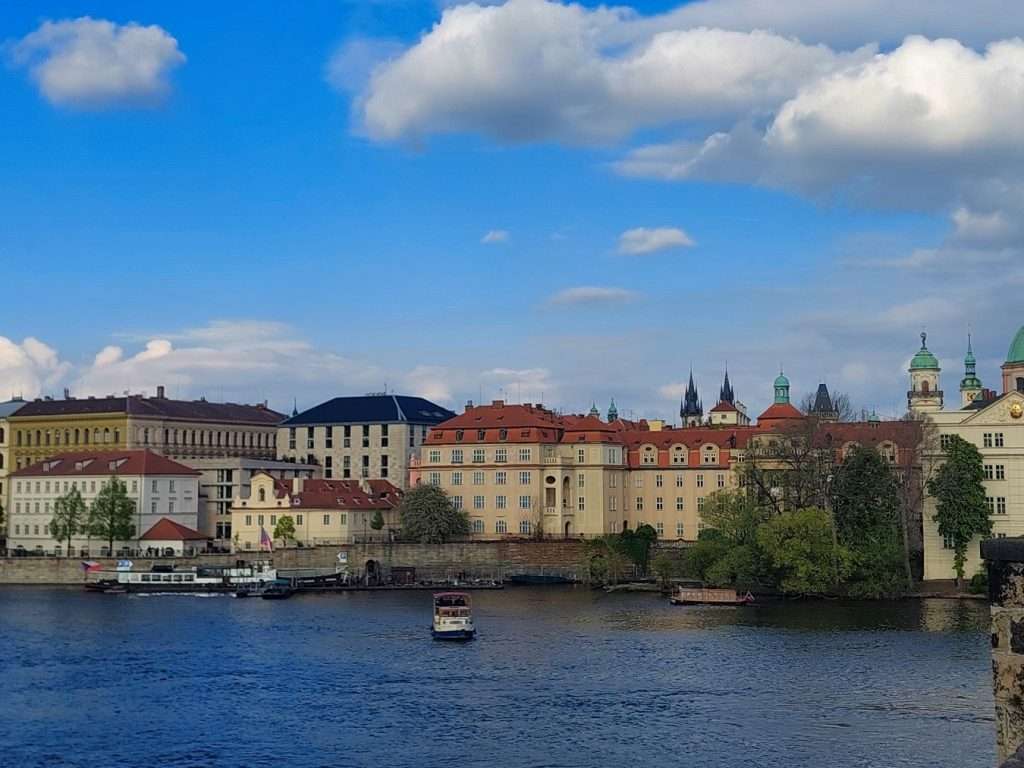 Du lịch Praha, Một góc trung tâm Praha bên sông Vltava