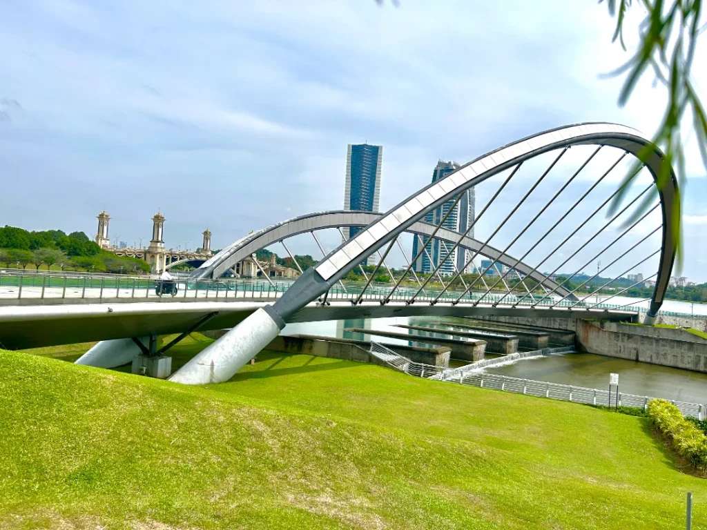 Taman Seri Empangan bắc qua hồ Putrajaya, phía xa là đặc khu hành chính và cây cầu Semi Gemilang nổi tiếng