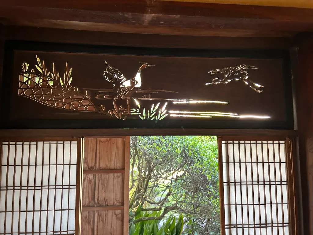 Trạm khắc tinh tế trên khung cửa gỗ của thư phòng- Shimabara