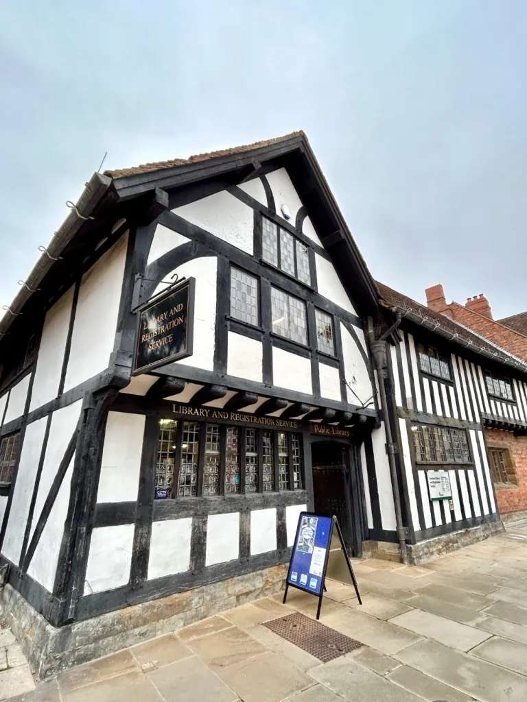 Thị trấn Stratford-upon-Avon với kiểu kiến trúc nhà nửa gỗ (half-timbered) đặc trưng  