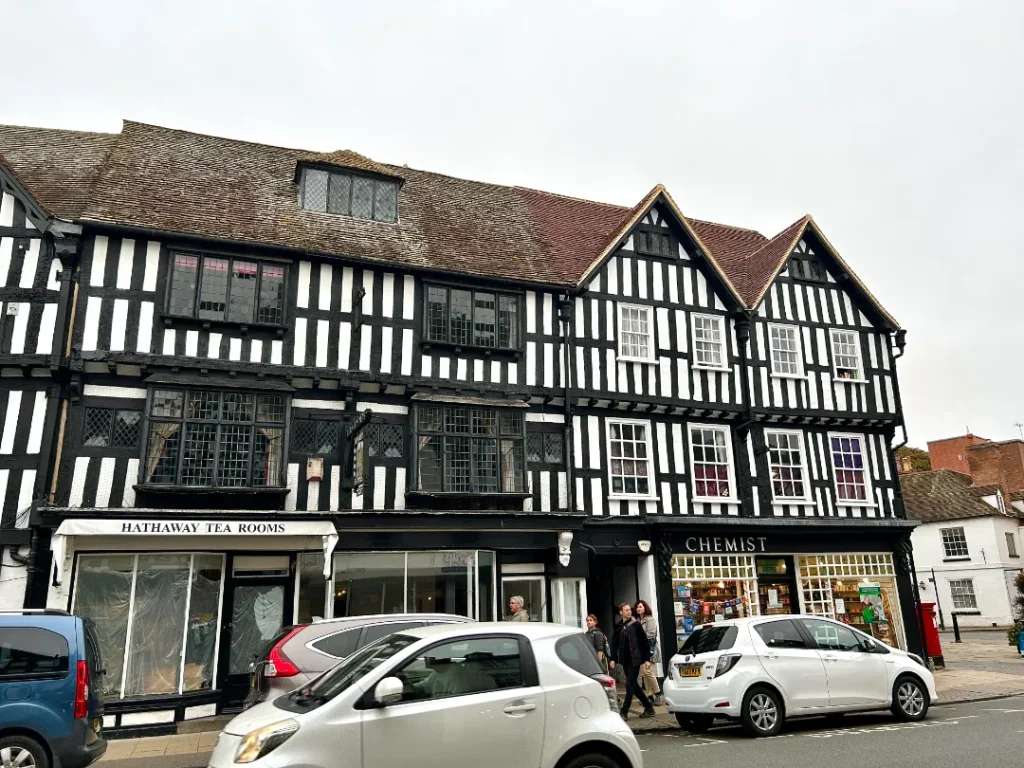 Thị trấn Stratford-upon-Avon với kiểu kiến trúc nhà nửa gỗ (half-timbered) đặc trưng