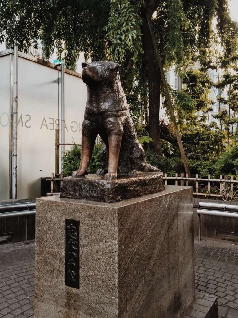 Trước ga là bức tượng chú chó Hachiko nổi tiếng - du lịch Tokyo tự túc 