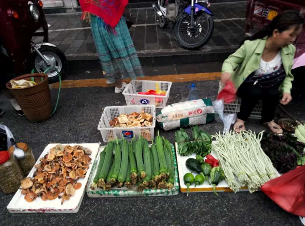 Người dân mang sản vật địa phương ra bán ở chợ - du lịch Vũ Lăng Nguyên
