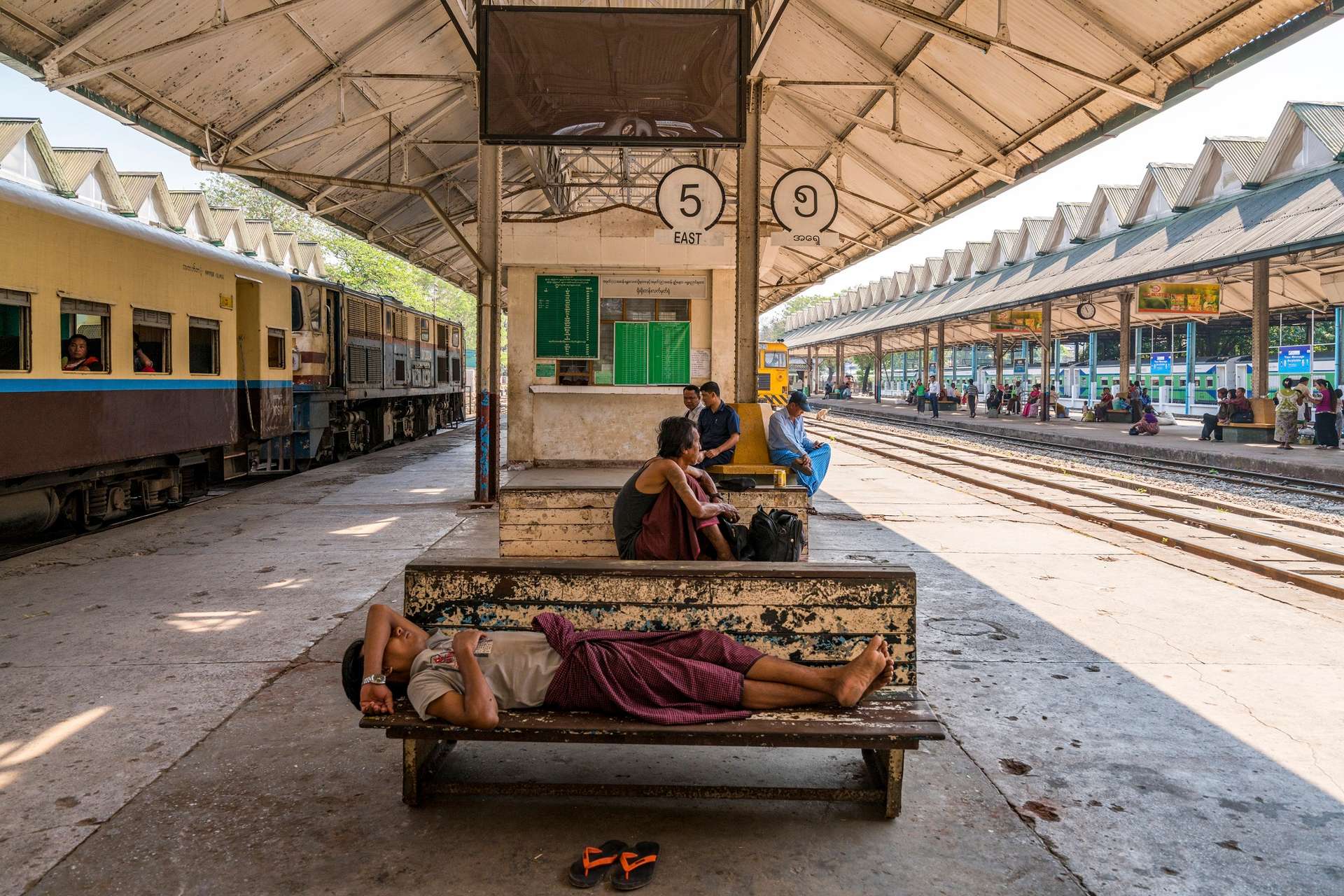 Ga tàu hỏa du lịch Yangon Myanmar