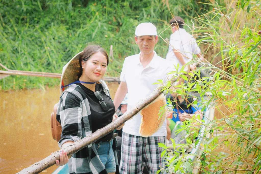 Mang cây kèo ong lên vỏ lãi về nhà hàng để sơ chế thành mật ong tự nhiên nguyên chất