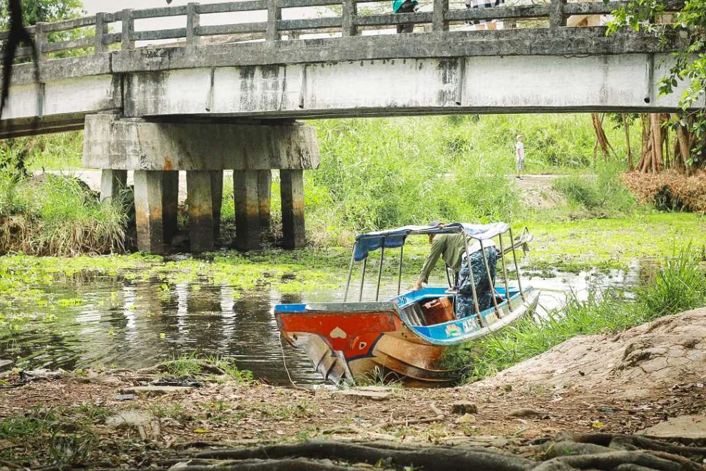 Ngồi vỏ lãi tham quan rừng U Minh Hạ là trải nghiệm không thể thiếu khi đến đây