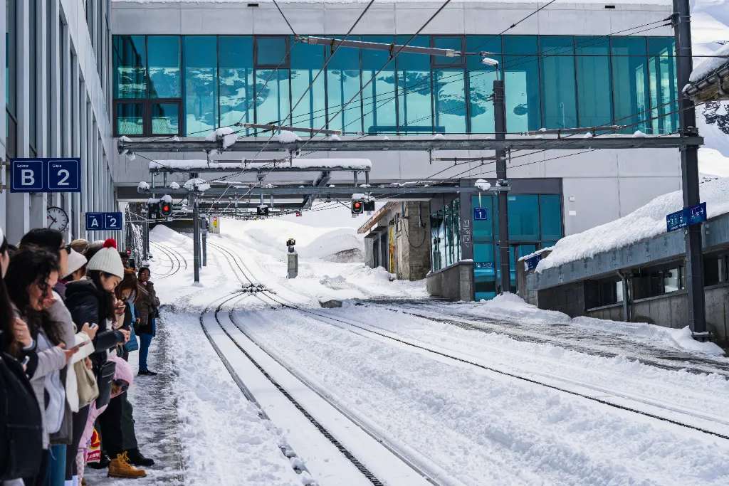 Du khách đang đứng chờ tàu để lên đỉnh Jungfraujoch