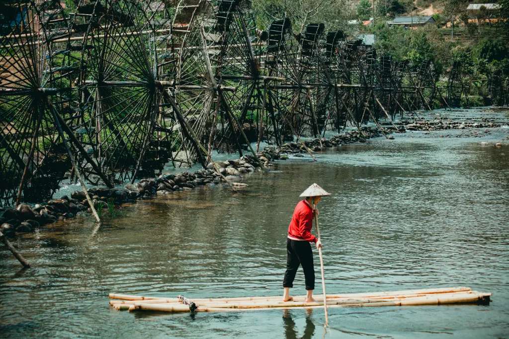 Người lái bè trên suối.