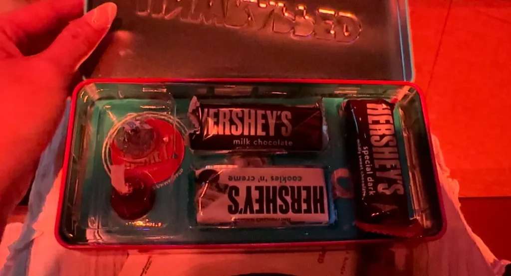 Bên trong có các vị chocolate của Hershey