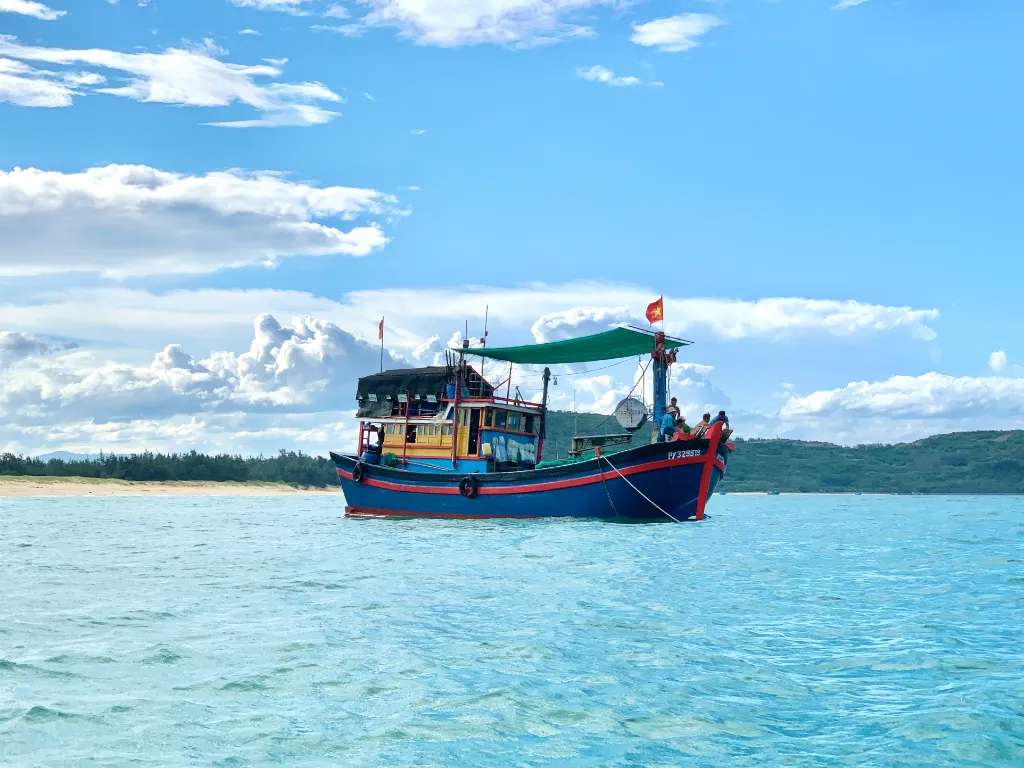 Một con tàu lớn đang lừ lừ đi trên mặt nước