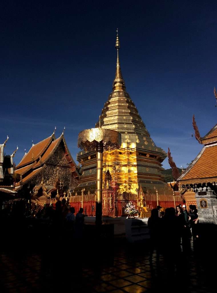 Ngọn tháp dát vàng ở Wat Phrathat  - Khám phá Chiang Rai - Chiang Mai