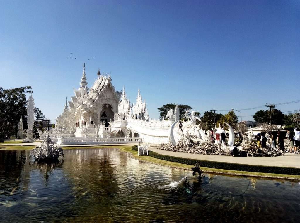 Wat Rong Khun nằm cạnh hồ nước