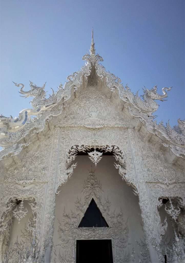 Wat Rong Khun được xây dựng từ thạch cao và thủy tinh.